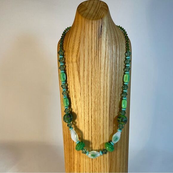 Czech crystal and glass lampworked beads green white necklace - Picture 11 of 13
